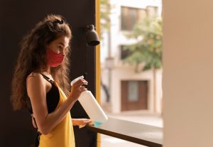 Donna delle Pulizie a Milano con strumenti professionali